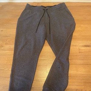 Lululemon grey jogger.